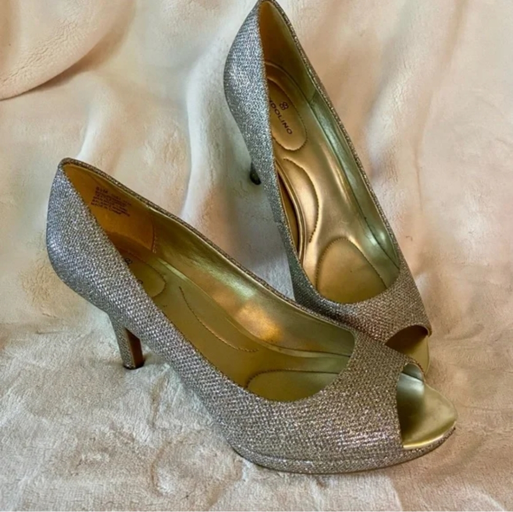 Bandolino B-flexible Gold heels 10 1/2